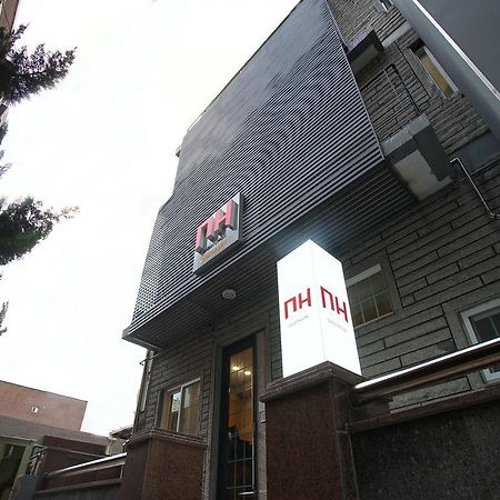 D.H Sinchon Guesthouse Seúl Exterior foto