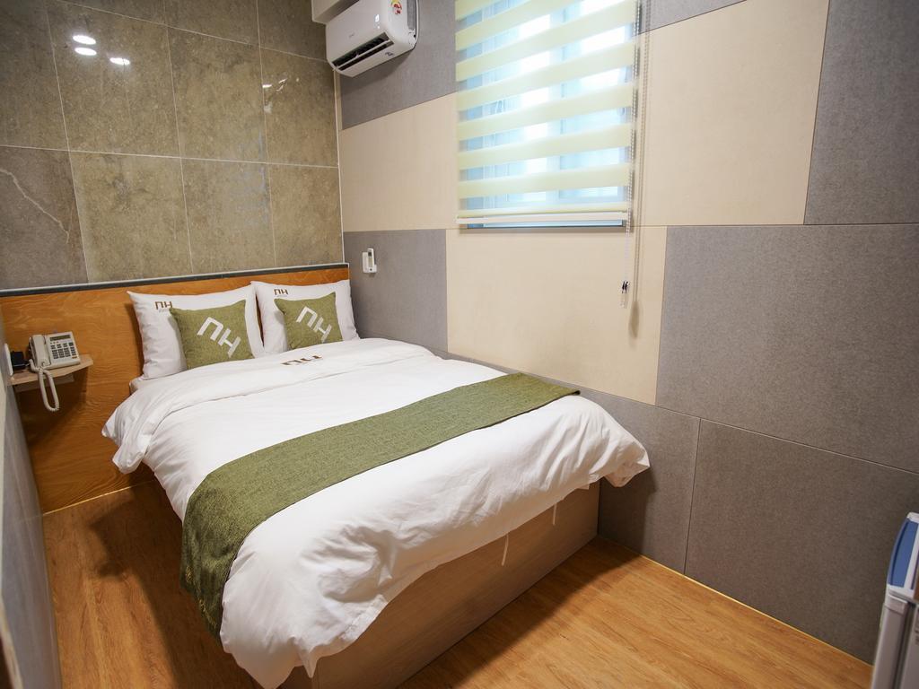 D.H Sinchon Guesthouse Seúl Exterior foto