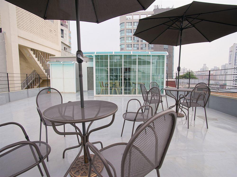 D.H Sinchon Guesthouse Seúl Exterior foto