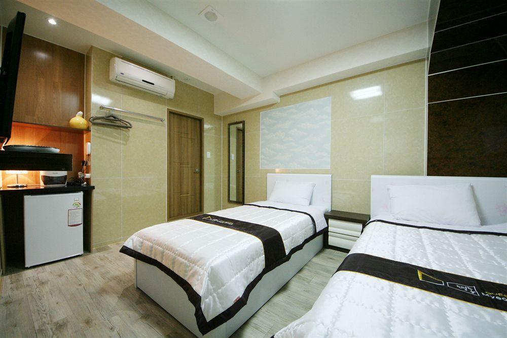 D.H Sinchon Guesthouse Seúl Exterior foto