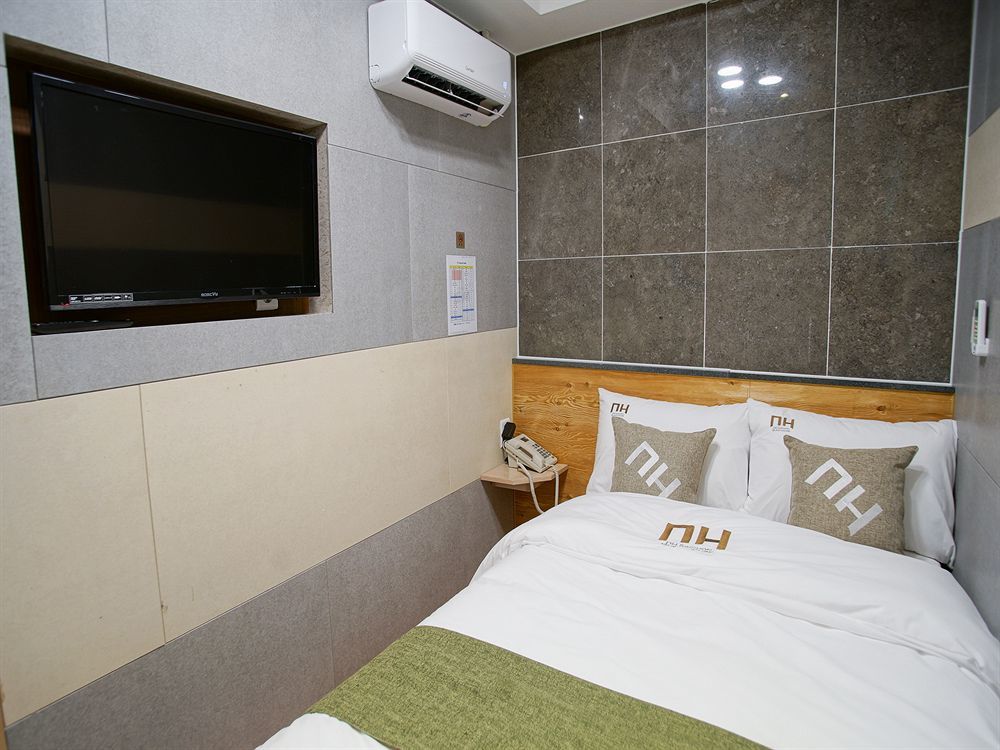 D.H Sinchon Guesthouse Seúl Exterior foto