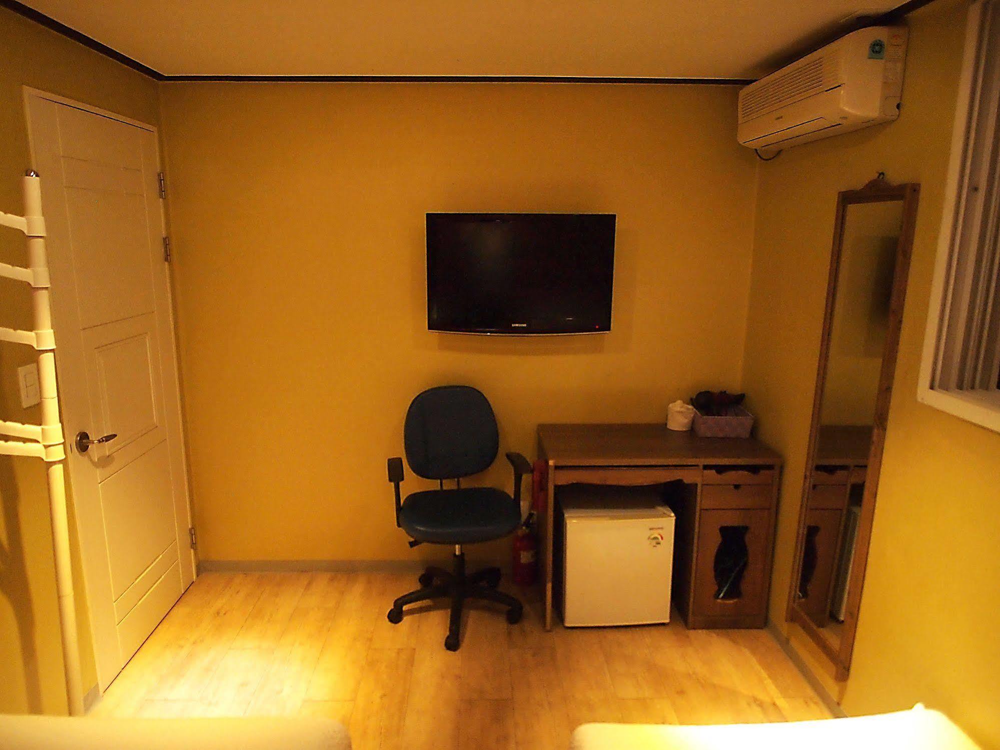 D.H Sinchon Guesthouse Seúl Exterior foto