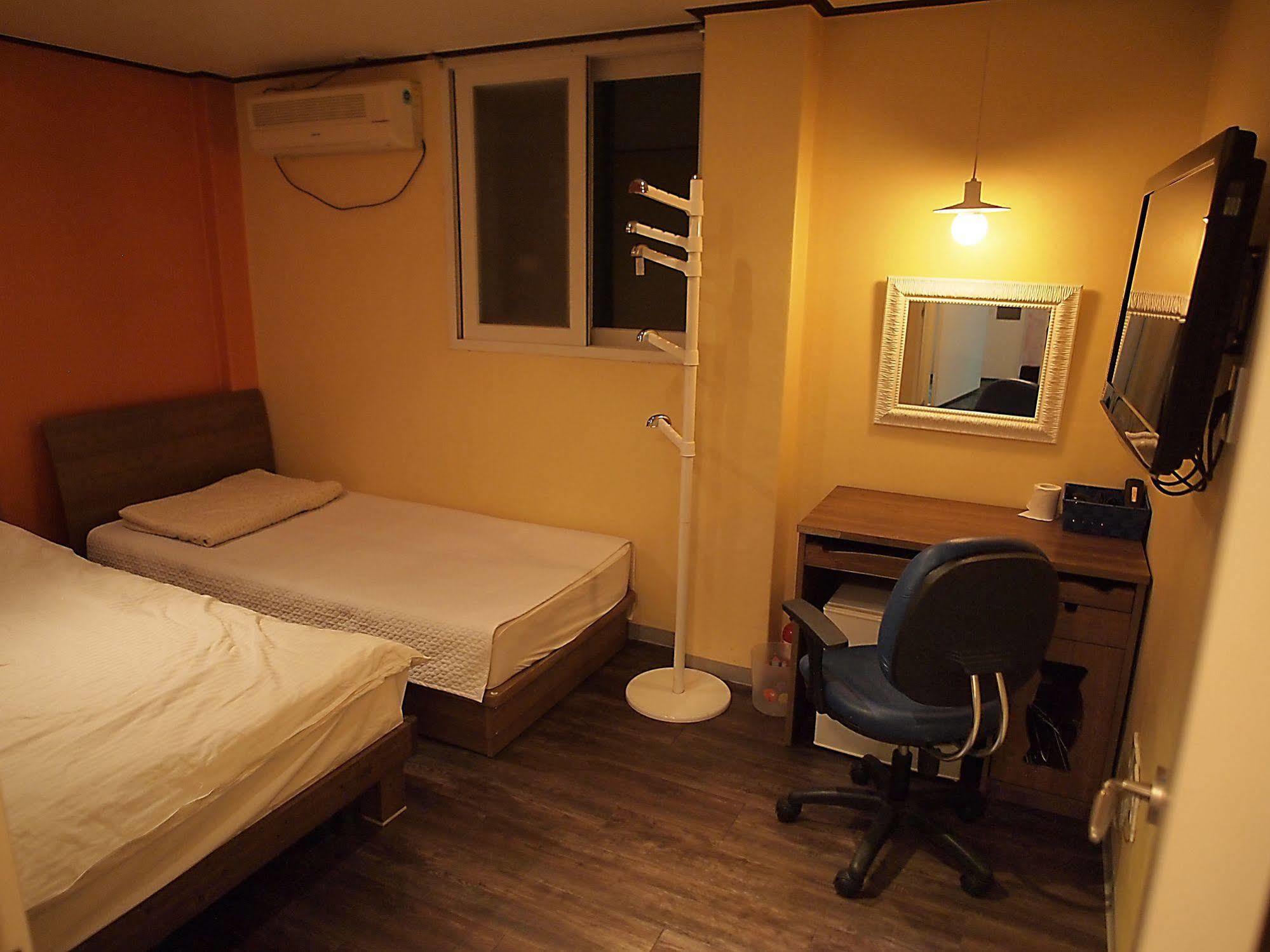 D.H Sinchon Guesthouse Seúl Exterior foto