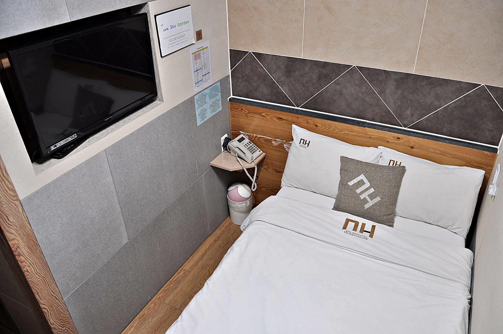 D.H Sinchon Guesthouse Seúl Exterior foto