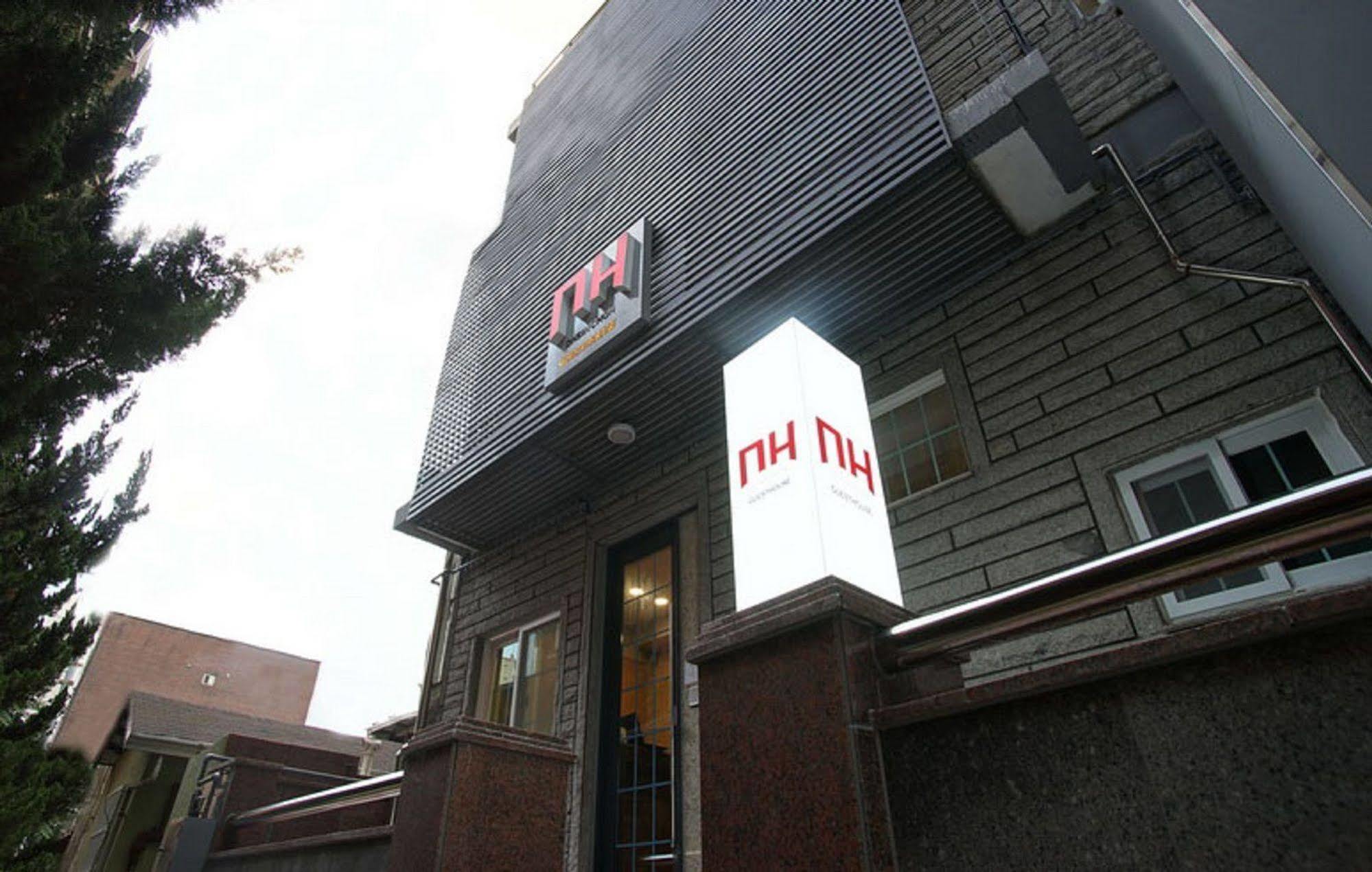 D.H Sinchon Guesthouse Seúl Exterior foto